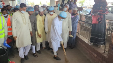 পরিচ্ছন্নতা অভিযানে সামেক হাসপাতালে ঝাড়ু হাতে এমপি খালেক