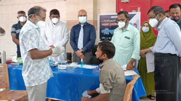 চাঁপাইনবাবগঞ্জে ১৫ মিনিটেই দেওয়া হচ্ছে করোনার রিপোর্ট