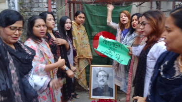 এবার আ. লীগের ধানমন্ডি অফিসের ফটকে বঙ্গবন্ধুর ছবি রেখে স্লোগান