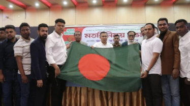 তারেক রহমানের হাতে বাংলাদেশের জাতীয় পতাকা তুলে দিলেন বগুড়া জেলা ছাত্রদল