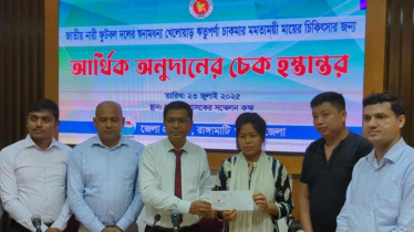 ঋতুপর্ণার মায়ের চিকিৎসায় সরকারি আর্থিক অনুদানের চেক হস্তান্তর