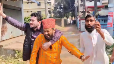 আওয়ামীপন্থি শিক্ষককে টেনেহিঁচড়ে প্রক্টর অফিসে নিয়ে গেলো চাকসু প্রতিনিধিরা