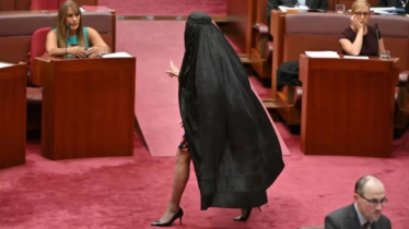 বোরকা পড়ে পার্লামেন্টে এসে বিপাকে অস্ট্রেলিয়ান সিনেটর