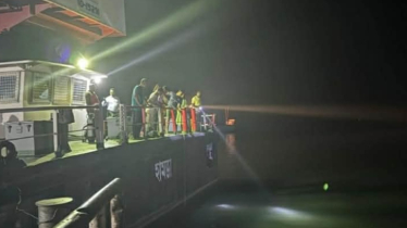 ২৬ হাজার লিটার তেল নিয়ে নদীতে ডুবলো লরি