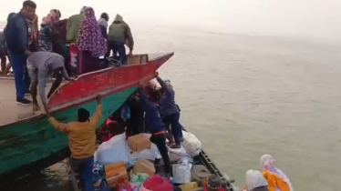পদ্মা নদীতে বাল্কহেডে অতিরিক্ত যাত্রী, পণ্যবাহী নৌকার ধাক্কায় প্র