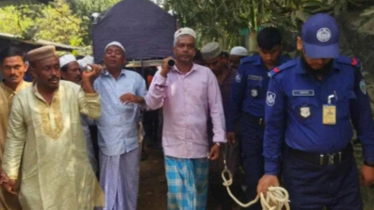 হাতকড়া পরেই মায়ের জানাজায় আ. লীগের দুই নেতা হাতকড়া পরেই মায়ের জানাজায় আ. লীগের দুই নেতা