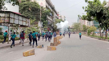 ধানমন্ডি আইডিয়াল কলেজের শিক্ষার্থীদের সঙ্গে পুলিশের সংঘর্ষ