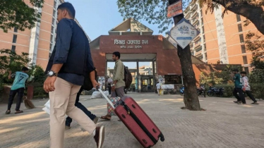 হল ছাড়তে শুরু করেছেন ঢাকা বিশ্ববিদ্যালয়ের শিক্ষার্থীরা