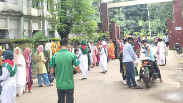 ডাকসু নির্বাচন: সকালেই ছাত্রীদের দীর্ঘ লাইন