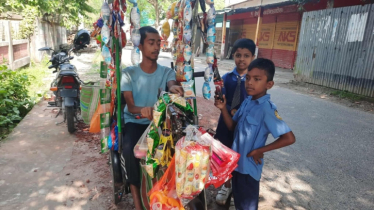 হুইল চেয়ারে দোকান, সীমিত রোজগারে মায়ের সেবা করে শাওন