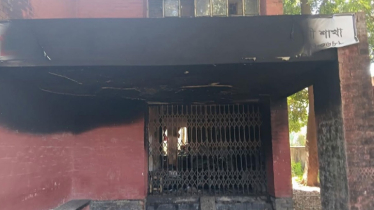 এবার ফেনীতে গভীর রাতে গ্রামীণ ব্যাংকে আগুন
