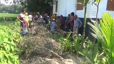 চা না খাওয়ায় ৫ শতাধিক মানুষের রাস্তা বন্ধ করে দিলেন দোকানদার চা না খাওয়ায় ৫ শতাধিক মানুষের রাস্তা বন্ধ করে দিলেন দোকানদার