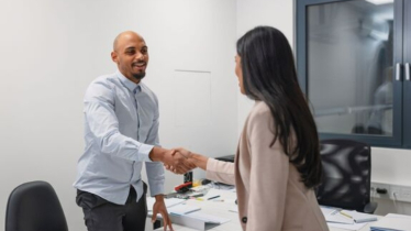 সেলস অফিসার নিচ্ছে স্কয়ার গ্রুপ 