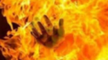 ‘ডাইনি’ অপবাদ দিয়ে মধ্যযুগীয় কায়দায় নারী ও শিশুকে পুড়িয়ে হত্যা ‘ডাইনি’ অপবাদ দিয়ে মধ্যযুগীয় কায়দায় নারী ও শিশুকে পুড়িয়ে হত্যা