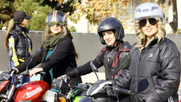 এবার নারীদের মোটরসাইকেল চালানোর অনুমতি দিলো ইরান