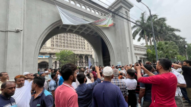 ইশরাক হোসেনকে মেয়রের দায়িত্ব বুঝিয়ে দেওয়ার দাবিতে চতুর্থ দিনের মতো বিক্ষোভ