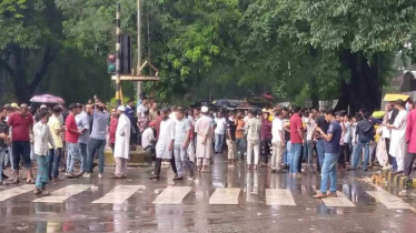 বৃষ্টি উপেক্ষা করে আন্দোলন চালিয়ে যাচ্ছেন ইশরাক সমর্থকরা