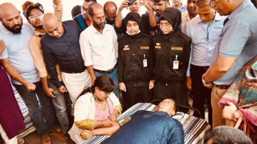 এবার নিজের রক্ত দিয়ে রক্তদান কর্মসূচির উদ্বোধন করলেন নারায়ণগঞ্জের ডিসি