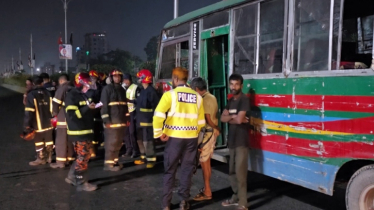 নারায়ণগঞ্জে দাঁড়িয়ে থাকা বাসে আগুন দিলো দুর্বৃত্তরা
