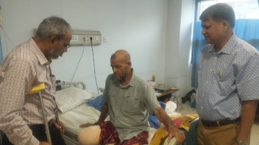 হাসপাতালে চিকিৎসাধীন নাজিম উদ্দিনকে দেখতে গেলেন ডা. রফিক  হাসপাতালে চিকিৎসাধীন নাজিম উদ্দিনকে দেখতে গেলেন ডা. রফিক