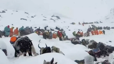 নেপালে মাউন্ট এভারেস্টের পাদদেশে আটকা পড়েছে কয়েক শ’ পর্যটক