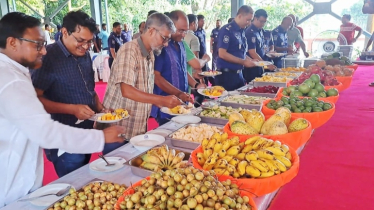 গান আর ৫৩ জাতের ফল দিয়ে নেত্রকোনায় পুলিশের ফল ও বর্ষা উৎসব 