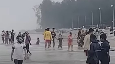 সতর্কবার্তায় কর্ণপাত নেই, উত্তাল সাগরে আনন্দে মত্ত পর্যটকরা