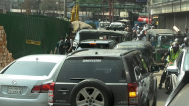 পাম্পে উপচে পড়া ভিড়, মন্ত্রী বলছেন তেলের সরবরাহ স্বাভাবিক