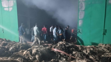 গোয়ালন্দে অরিয়েট জুট মিলে ভয়াবহ অগ্নিকাণ্ড, কয়েক কোটি টাকা ক্ষতির শঙ্কা