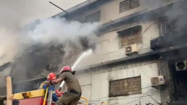 পাকিস্তানে শপিংমলে অগ্নিকাণ্ডে ৫ জনের মৃত্যু