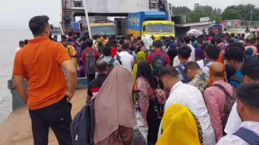 পাটুরিয়া-আরিচা নৌরুটে ঘরমুখো যাত্রী ও যানবাহনের উপচে পড়া ভিড় 