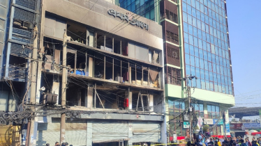 ১০ ঘণ্টার চেষ্টায় পুরোপুরি নিভেছে প্রথম আলো কার্যালয়ের আগুন 