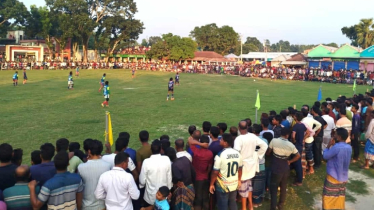 ৩০ টাকায় টিকিট কেটে নারী ফুটবল ম্যাচ দেখতে উপচে পড়া ভিড় ৩০ টাকায় টিকিট কেটে নারী ফুটবল ম্যাচ দেখতে উপচে পড়া ভিড়
