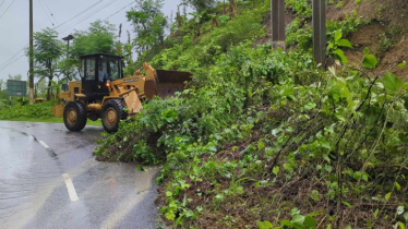 রাঙ্গামাটি-চট্টগ্রাম সড়কের বিভিন্ন স্থানে পাহাড় ধ্বস, আশ্রয় কেন্দ্রে ১৪১ জন