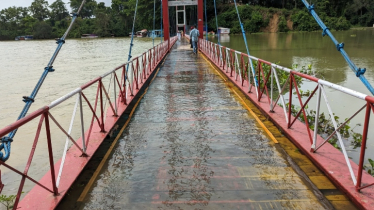 রাঙ্গামাটির ঝুলন্ত ব্রীজ পানির নীচে, পর্যটকদের প্রবেশে নিষেধাজ্ঞা