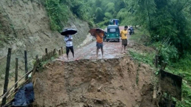 টানা বৃষ্টিতে কয়েক জেলায় প্লাবন পরিস্থিতির অবনতি, দুর্ভোগে সাধারণ মানুষ