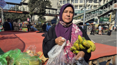 বিক্ষোভকারীদের জন্য সিদ্ধেশ্বরী থেকে কলা-পাউরুটি নিয়ে শাহবাগে গৃহিণী রাশিদা