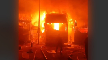 সাভারে বাসে আগুন, আহত ৩