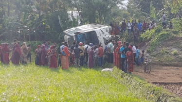 সাতক্ষীরায় ৩৪ যাত্রী নিয়ে বাস খাদে, সাংবাদিকসহ আহত বেশ কয়েকজন
