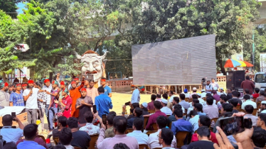 টিএসসিতে বড় পর্দায় শেখ হাসিনার রায় দেখানো হচ্ছে