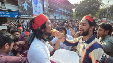 শেখ হাসিনার রায়ে টিএসসিতে মিষ্টি বিতরণ