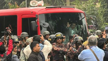 ‘সবার আগে বাংলাদেশ’ লেখা বাসে উঠে সংবর্ধনাস্থলে যাচ্ছেন তারেক রহমান