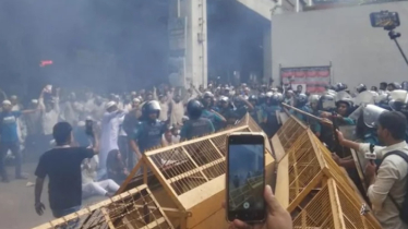 মাদ্রাসা শিক্ষকদের ওপর পুলিশের জলকামান ও সাউন্ড গ্রনেড নিক্ষেপ, আহত ৫০ মাদ্রাসা শিক্ষকদের ওপর পুলিশের জলকামান ও সাউন্ড গ্রনেড নিক্ষেপ, আহত ৫০