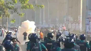 শিক্ষকদের ওপর পুুলিশের জলকামান-সাউন্ড গ্রেনেড নিক্ষেপ