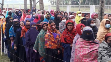 ভোটের লাইনে দাঁড়িয়ে সময় কাটাবেন যেভাবে 