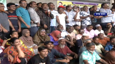 তুমুল বৃষ্টিতেও স্লোগানে স্লোগানে নগর ভবনের সামনে অবস্থান ঢাকাবাসীর