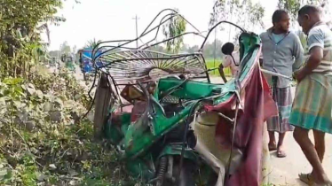 টাঙ্গাইলে বাসের ধাক্কায় দুমড়ে-মুচড়ে গেল অটোরিকশা, নিহত ৩