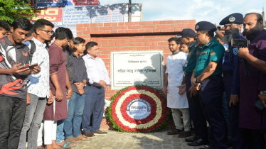 শহিদ আবু সাঈদ স্মৃতিস্তম্ভে উপদেষ্টা আসিফ মাহমুদের শ্রদ্ধা নিবেদন