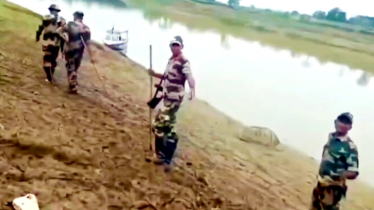 বাংলাদেশে ঢুকে জমির খুঁটি উপড়ে ফেললো বিএসএফ, স্থানীয়দের ধাওয়ায় পালালো