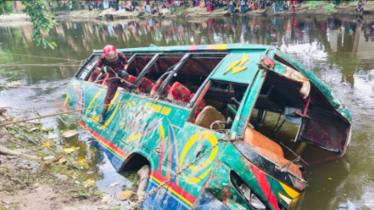 লক্ষ্মীপুরে যাত্রীবাহী বাস খালে: নিহত বেড়ে ৫